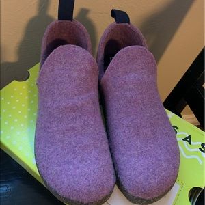women’s size EU 38 slippers
